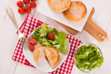 Domates ve mozzarella peyniri dolu puf böreği..