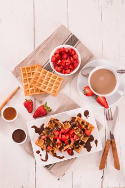 Çilekli waffle ve çikolatalı krema..