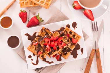 Çilekli waffle ve çikolatalı krema..