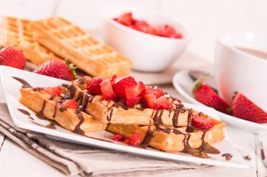 Çilekli waffle ve çikolatalı krema..