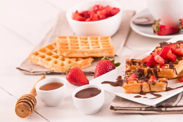 Waffle Dengan Stroberi Dan Krim Cokelat — Stok Foto