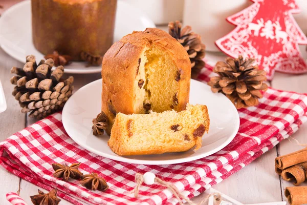 Χριστουγεννιάτικο Κέικ Panettone Ξύλινο Τραπέζι — Φωτογραφία Αρχείου