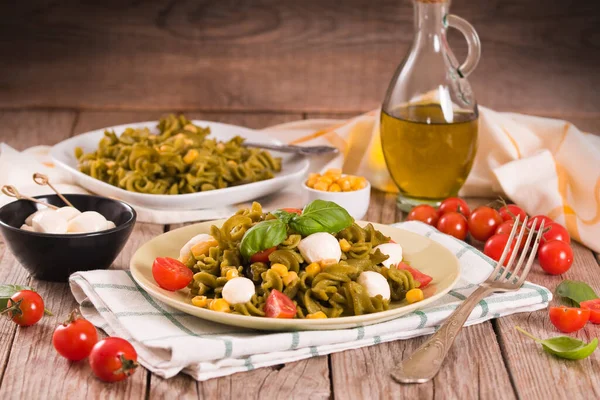 Pâtes Fusilli Aux Tomates Cerises Maïs Doux — Photo