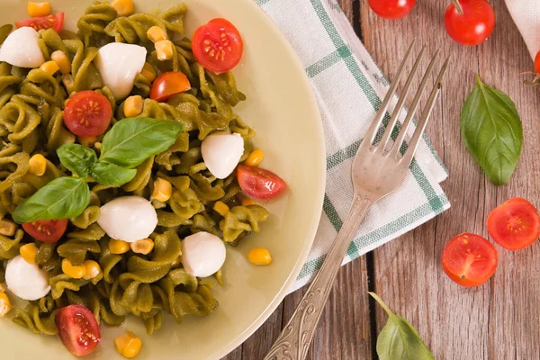 Fusilli Nudeln Mit Kirschtomaten Und Mais lizenzfreie Stockfotos