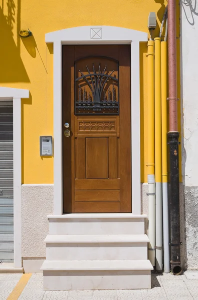 Puerta de madera. San Severo. Puglia. Italia . —  Fotos de Stock