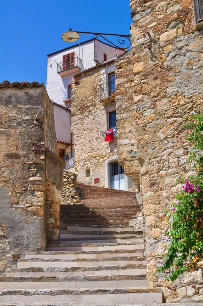 Para o beco. Rocca Imperiale. Calábria. Itália . — Fotografia de Stock