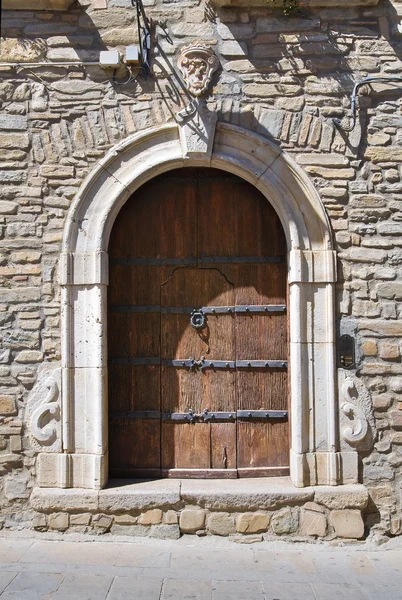 Деревянная дверь. Guardian Perticara. Ликата. Италия . — стоковое фото