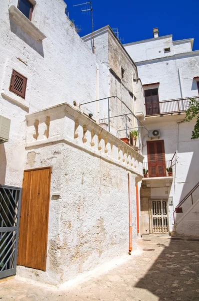 Para o beco. Fasano. Puglia. Itália . — Fotografia de Stock