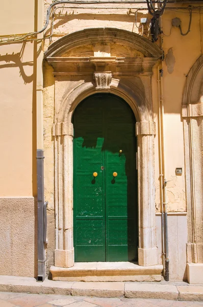 Dřevěné dveře. San severo. Puglia. Itálie. — Stock fotografie