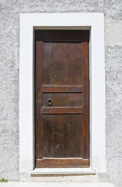 Dřevěné dveře. Morano calabro. Kalábrie. Itálie. — Stock fotografie