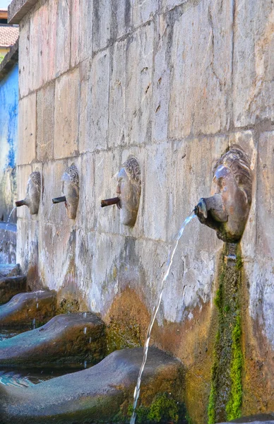 巨大的喷泉。Satriano di Lucania。意大利. — 图库照片