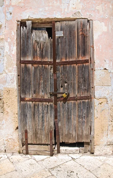 Houten deur. Altamura. Puglia. Italië. — Stockfoto