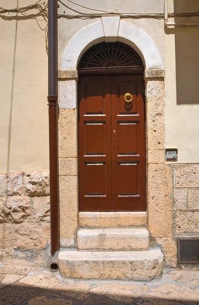 Porta de madeira. Altamura. Puglia. Itália . — Fotografia de Stock