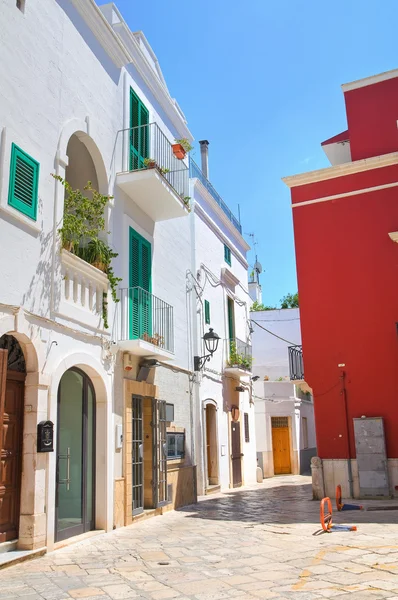 Para o beco. Fasano. Puglia. Itália . — Fotografia de Stock