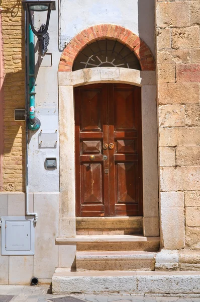 Porta de madeira. San Severo. Puglia. Itália . — Fotografia de Stock