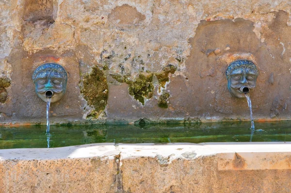 Air mancur abad pertengahan. Laterza. Puglia. Italia . — Stok Foto