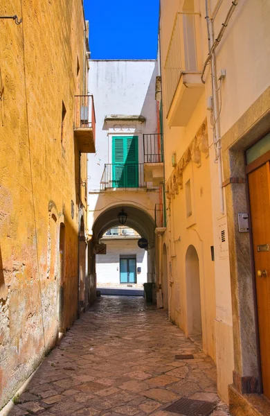 Para o beco. Fasano. Puglia. Itália . — Fotografia de Stock