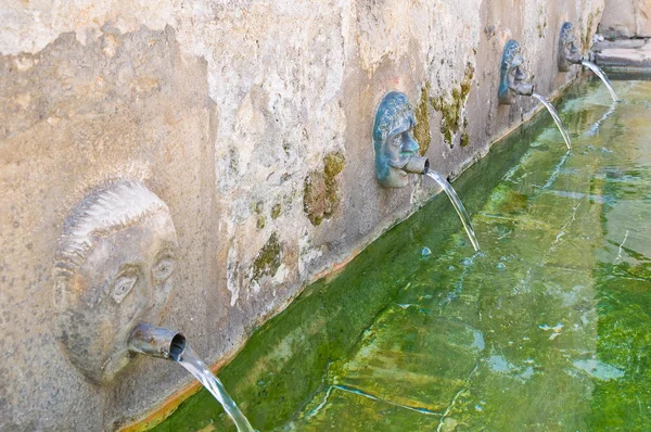 Medeltida fontänen. Laterza. Puglia. Italien. — Stockfoto