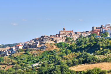 Oppido Lucano panoramik manzaralı. Basilicata. İtalya.