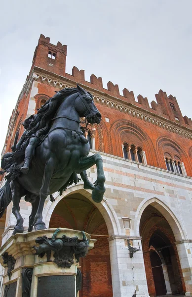 Gotický palác. Piacenza. Emilia-Romagna. Itálie. — Stock fotografie