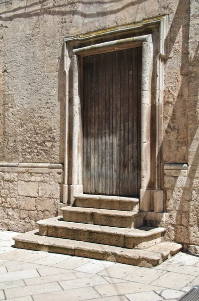 Деревянная дверь. Альтамура. Апулия. Италия . — стоковое фото
