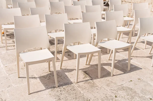 Weiße Stuhlgruppe. — Stockfoto