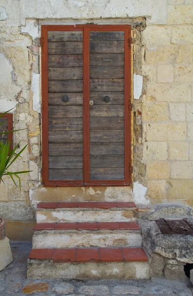 Drewniane drzwi. Matera. Basilicata. Włochy. — Zdjęcie stockowe