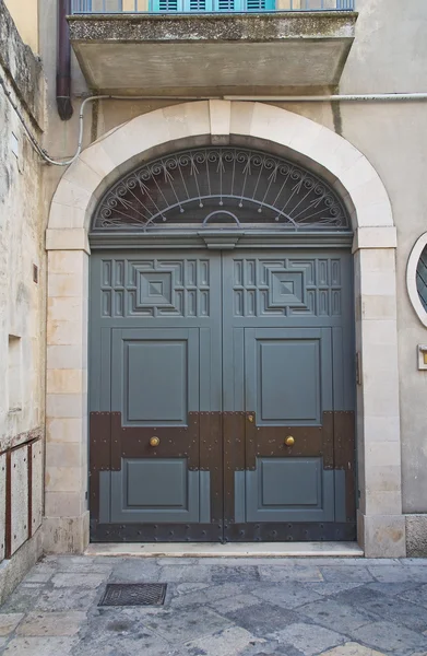 Drewniane drzwi. Matera. Basilicata. Włochy. — Zdjęcie stockowe