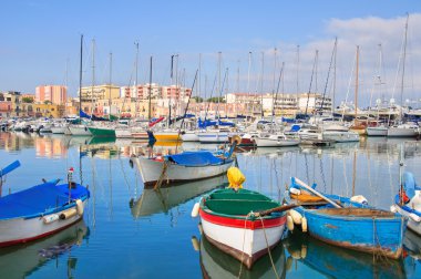 Bisceglie panoramik manzaralı. Puglia. İtalya.