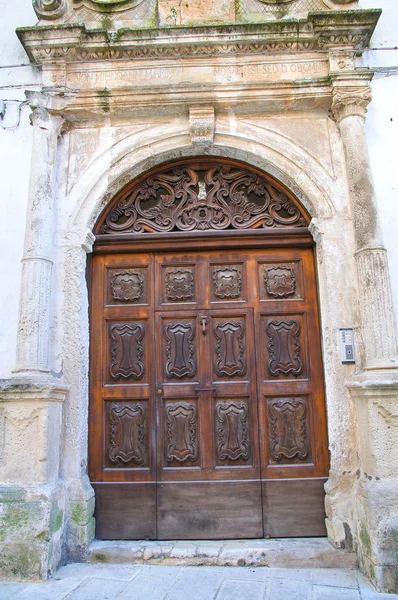 Деревянная дверь. Мартина Франка. Апулия. Италия . — стоковое фото
