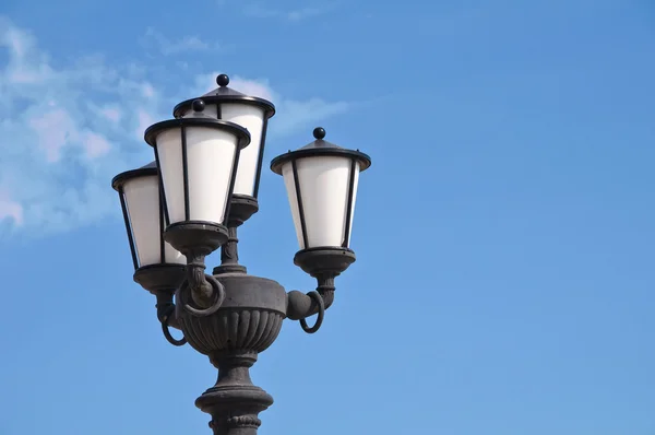 Streetlamp. Bari. Puglia. Italië. — Stockfoto