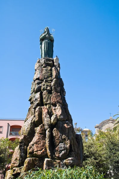 Estatua de bronce. Barletta. Puglia. Italia . — Foto de Stock