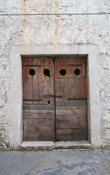 Ahşap kapı. bovino. Puglia. İtalya. — Stok fotoğraf