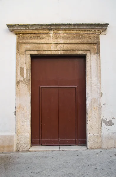 Porta de madeira. Bovino. Puglia. Itália . — Fotografia de Stock