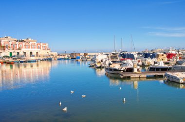 Molfetta 'nın panoramik görüntüsü. Puglia. İtalya.