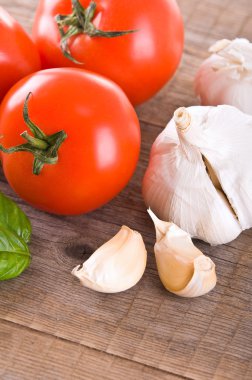 fesleğen, domates ve sarımsak.