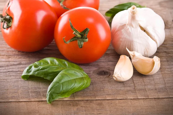 Pomodori, aglio e basilico . — Foto Stock