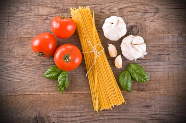 Pasta, pomodori, aglio e basilico . — Foto Stock