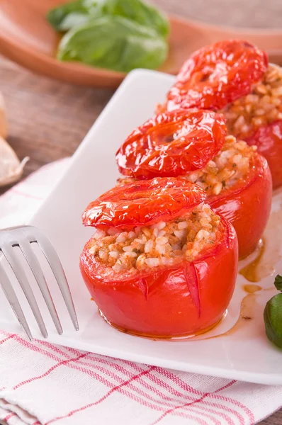 Gefüllte Tomaten auf einem weißen Teller. — Stockfoto