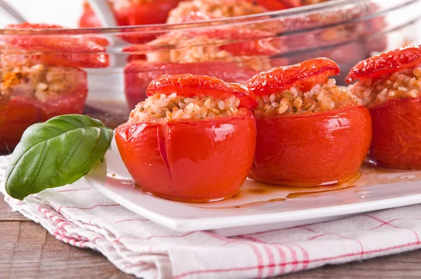 Gefüllte Tomaten auf einem weißen Teller. — Stockfoto