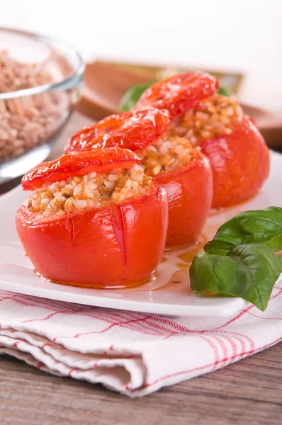 Pomodori ripieni su un piatto bianco . — Foto Stock