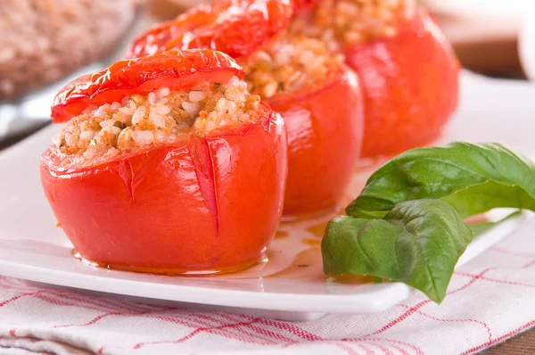 Pomidory wypchane na białym talerzu. — Zdjęcie stockowe