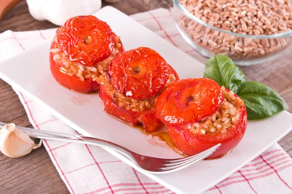 Pomodori ripieni su un piatto bianco . — Foto Stock