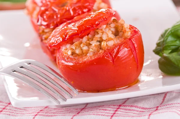 Gefüllte Tomaten auf einem weißen Teller. — Stockfoto