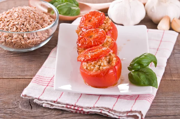 Tomates rellenos en un plato blanco . — Foto de Stock