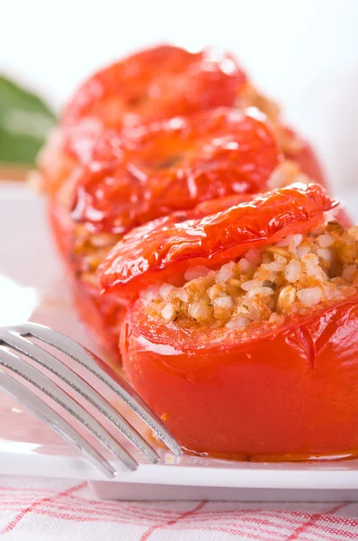 Doldurulmuş domatesler beyaz tabakta. — Stok fotoğraf