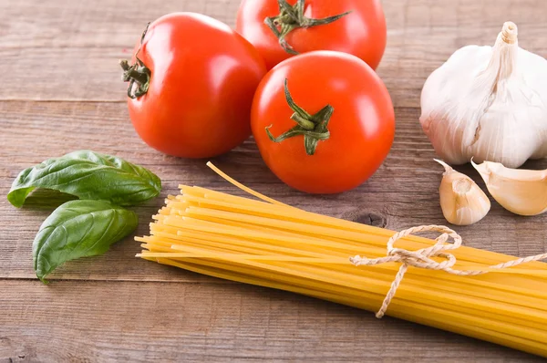 Pastas, tomates, ajo y albahaca . —  Fotos de Stock