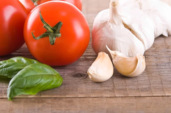 Pomodori, aglio e basilico . — Foto Stock