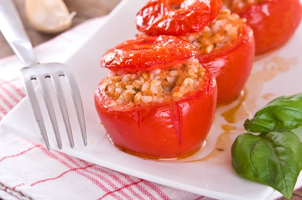 Tomates rellenos en un plato blanco . — Foto de Stock