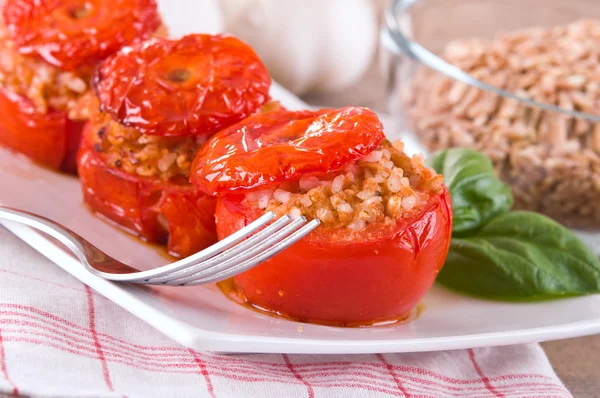 Pomodori ripieni su un piatto bianco . — Foto Stock